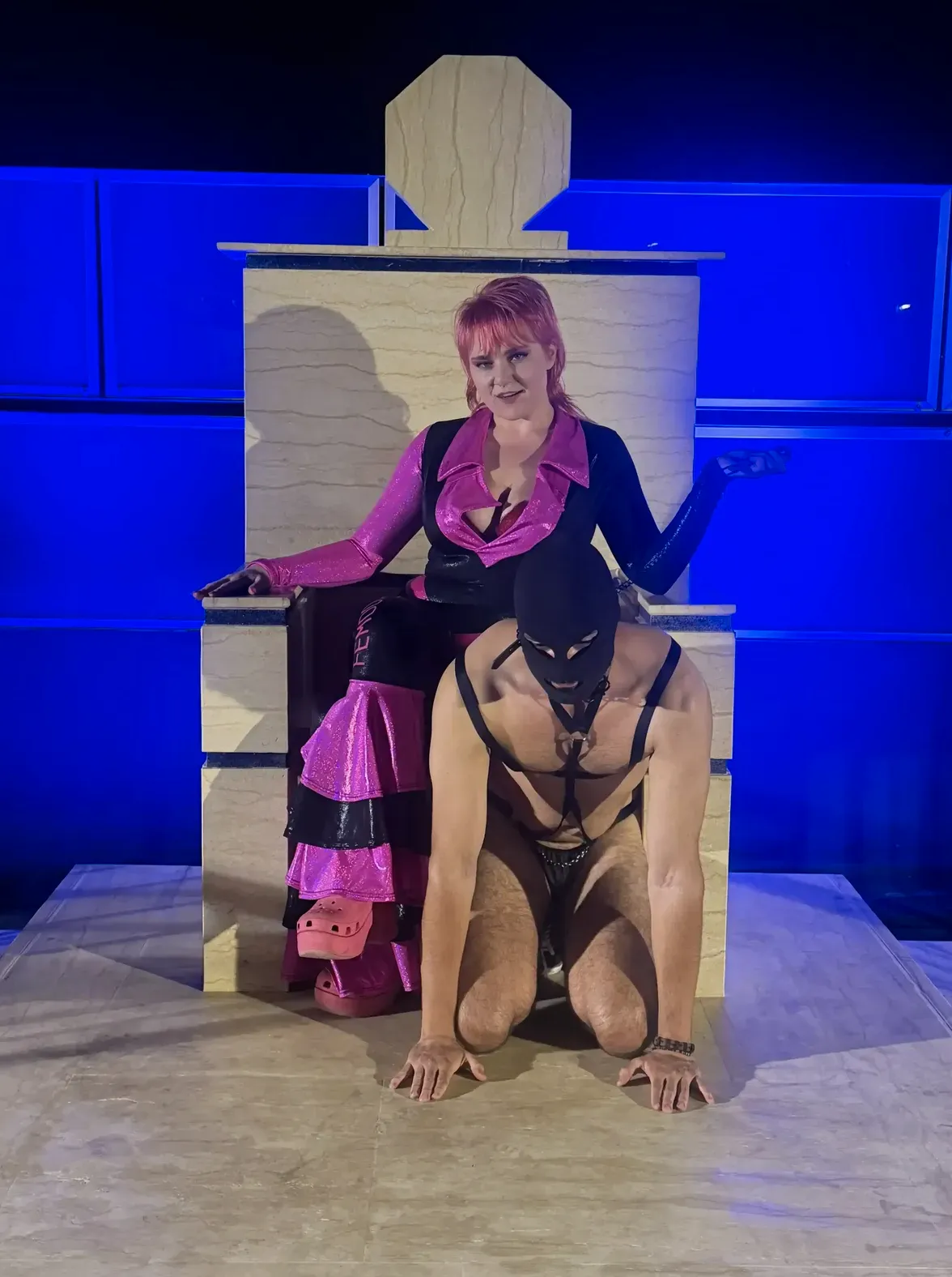 femdommekatt strapon 2