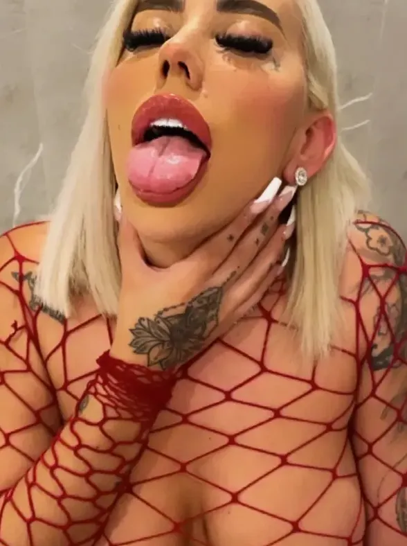 theblondedon profile queen